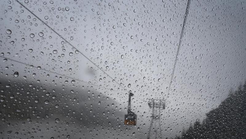 Eine Gondel der Nebelhornbahn fährt hinter der Fensterscheibe einer anderen Gondel durch den Regen. Foto: Karl-Josef Hildenbrand/dpa Eine Gondel der Nebelhornbahn fährt hinter der Fensterscheibe einer anderen Gondel durch den Regen. Foto: Karl-Josef Hildenbrand/dpa