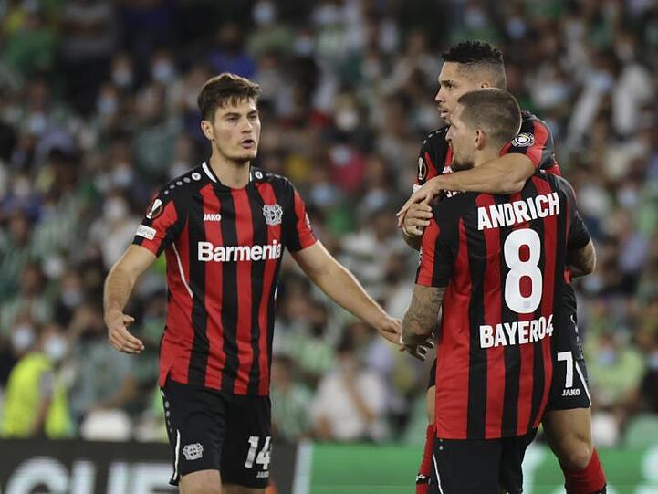 Robert Andrich (r) rettete Leverkusen letztlich noch einen Punkt in Sevilla.