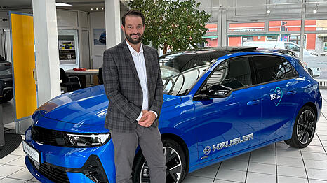 Dominik Steinweg, Teamleiter Opel Verkauf bei Häusler mit dem neuen Opel Astra Electric.