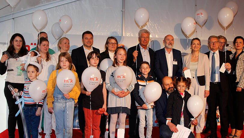 3. v. li.: Ti Guderjahn, Kaufm. Geschäftsführer der München Klinik, Chefärztin Julia Hauer, OB Dieter Reiter, Ministerin Judith Gerlach, Martin Siess, Ärztlicher Direktor Klinikum rechts der Isar und Irene Teichert von Lüttichau mit der Mitwirkenden der Wünsche-Zeremonie. 3. v. li.: Ti Guderjahn, Kaufm. Geschäftsführer der München Klinik, Chefärztin Julia Hauer, OB Dieter Reiter, Ministerin Judith Gerlach, Martin Siess, Ärztlicher Direktor Klinikum rechts der Isar und Irene Teichert von Lüttichau mit der Mitwirkenden der Wünsche-Zeremonie.