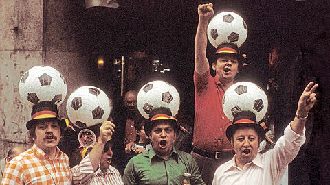 Ganz bestimmt bis in die Nacht feiern wollen diese deutschen Fußballfans bei der Weltmeisterschaft im Juni 1974 in München.