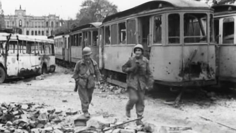 1945: Zerstörte Straßenbahnen auf der Maximiliansbrücke. Im Hintergrund das teilweise ausgebrannte Maximilianeum. 1945: Zerstörte Straßenbahnen auf der Maximiliansbrücke. Im Hintergrund das teilweise ausgebrannte Maximilianeum.