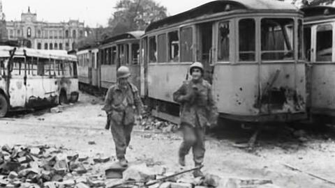 1945: Zerstörte Straßenbahnen auf der Maximiliansbrücke. Im Hintergrund das teilweise ausgebrannte Maximilianeum. 1945: Zerstörte Straßenbahnen auf der Maximiliansbrücke. Im Hintergrund das teilweise ausgebrannte Maximilianeum.