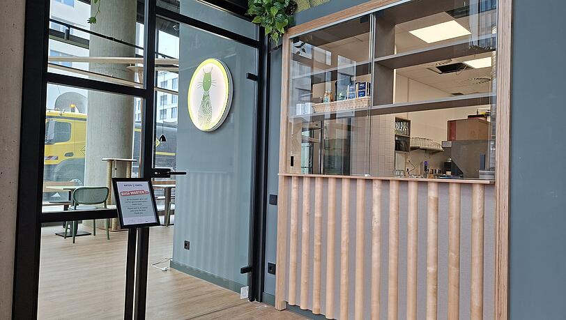 Der Eingang des neuen Katzentempels in Freiham. Hier kann Essen auch zum Mitnehmen bestellt werden.