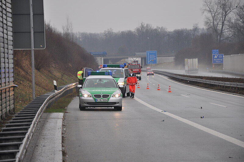 Vermutlich aufgrund einer Panne stieg ein Fahrer auf der A94 aus seinem Auto aus und wurde von einem herankommenden Lkw erfasst. Er starb an der Unfallstelle.