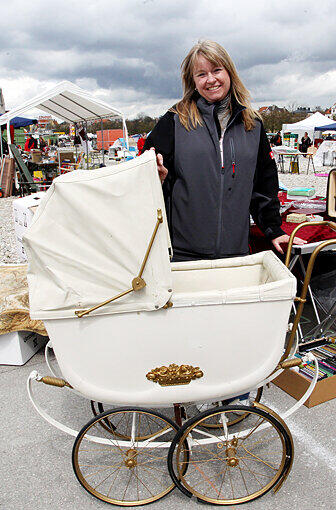 Bar-Kinderwagen
Karin Föttner aus Mittersendling verkauft einen Kinderwagen, der über 100 Jahre alt ist. „Den haben wir vor 20 Jahren hier am Flohmarkt gekauft“, erzählt sie. 100 Mark hat sie gezahlt. Ihr Sohn war damals schon fünf Jahre alt, aber er setzte sich trotzdem in den Wagen und der Vater fuhr ihn darin bis nach Hause. Dort beherbergte er dann statt Kinder Schnapsflaschen. „Wir haben den Wagen im Wohnzimmer als Bar stehen gehabt.“ Jetzt soll er 200 Euro bringen.
