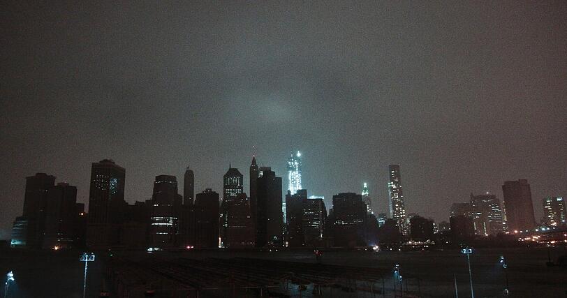Nur noch die Notstromaggregate spenden Licht: Das beeindruckende Foto vom Blackout