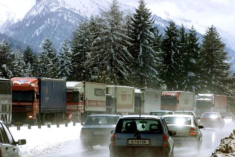Pkws und Lastwagen stauen sich am 17.4.1999 auf der Brenner-Autobahn in Tirol.  Am Mittwoch findet in Roseheim eine Art Bürgerbeteiligung für die Zulaufstrecke auf bayerischer Seite zum geplanten, rund 60 Kilometer langen Brenner-Basistunnel statt. Deutsche Bahn (DB) und Österreichische Bundesbahnen (ÖBB) bitten in Rosenheim die Bürgermeister der betroffenen Gemeinden und Parlamentarier der Region zum Dialog. Die geplante Trasse für die Zulaufstrecke von München bis Kiefersfelden ist hoch umstritten.