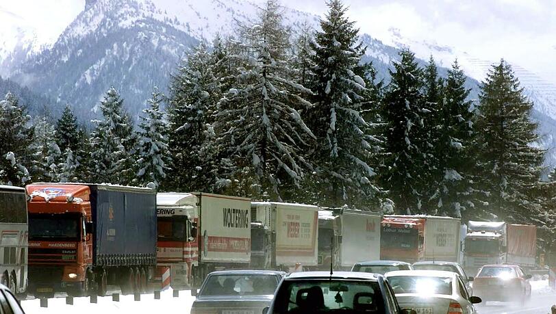 Pkws und Lastwagen stauen sich am 17.4.1999 auf der Brenner-Autobahn in Tirol. Am Mittwoch findet in Roseheim eine Art Bürgerbeteiligung für die Zulaufstrecke auf bayerischer Seite zum geplanten, rund 60 Kilometer langen Brenner-Basistunnel statt. Deutsche Bahn (DB) und Österreichische Bundesbahnen (ÖBB) bitten in Rosenheim die Bürgermeister der betroffenen Gemeinden und Parlamentarier der Region zum Dialog. Die geplante Trasse für die Zulaufstrecke von München bis Kiefersfelden ist hoch umstritten. Pkws und Lastwagen stauen sich am 17.4.1999 auf der Brenner-Autobahn in Tirol. Am Mittwoch findet in Roseheim eine Art Bürgerbeteiligung für die Zulaufstrecke auf bayerischer Seite zum geplanten, rund 60 Kilometer langen Brenner-Basistunnel statt. Deutsche Bahn (DB) und Österreichische Bundesbahnen (ÖBB) bitten in Rosenheim die Bürgermeister der betroffenen Gemeinden und Parlamentarier der Region zum Dialog. Die geplante Trasse für die Zulaufstrecke von München bis Kiefersfelden ist hoch umstritten.