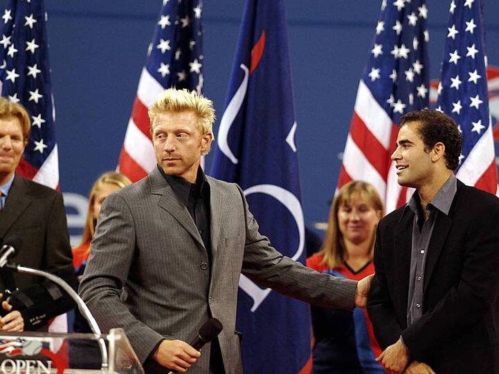 Boris Becker gratuliert Pete Sampras bei dessen Abschiedszeremonie im Jahr 2003