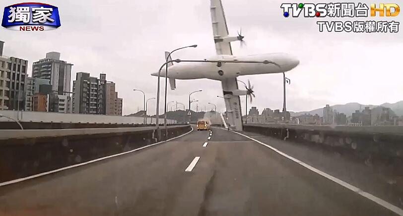 Der Moment des Absturzes - gefilmt von einer Auto-Dashcam.