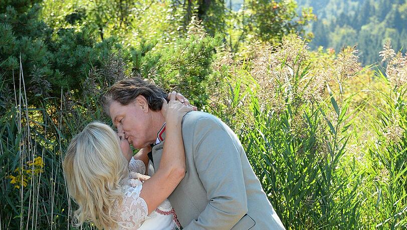 Hochzeitskuss vor Traumkulisse: Marianne und Michael Hartl am Tegernsee. Hochzeitskuss vor Traumkulisse: Marianne und Michael Hartl am Tegernsee.