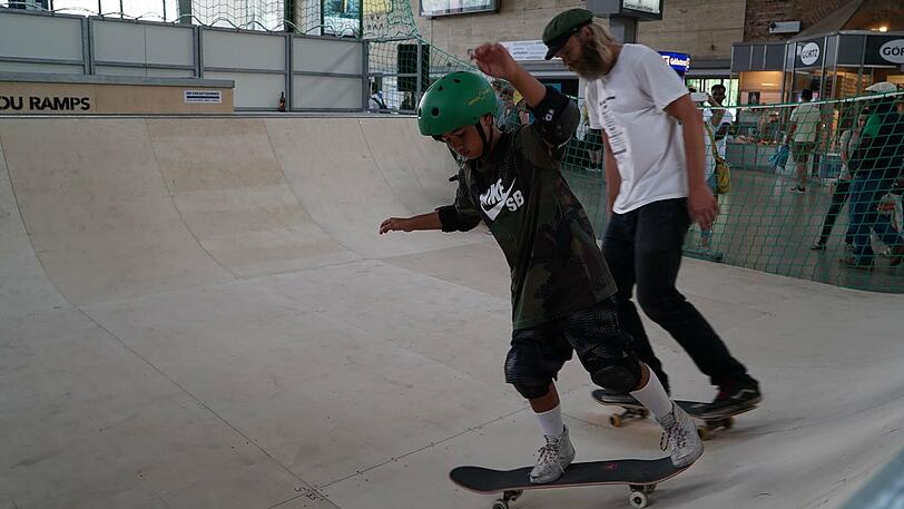 In der Schalterhalle des Münchner Bahnhofs dreht sich vom 21. Juni bis 4. Juli alles rund um das Thema Skateboarding.