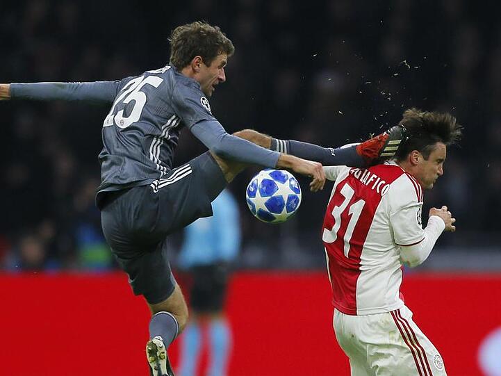 Thomas Müller (l) musste nach eine Tritt gegen Nicolas Tagliafico vom Platz.
