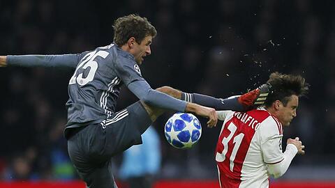 Thomas Müller (l) musste nach eine Tritt gegen Nicolas Tagliafico vom Platz.