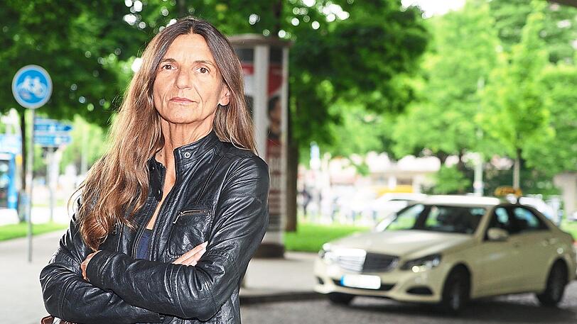 "Zum Glück habe ich rechtzeitig aufgehört": Josefa Hubl war lange Taxlerin aus Leidenschaft. Unser Bild zeigt sie am Taxistand am Candidplatz.