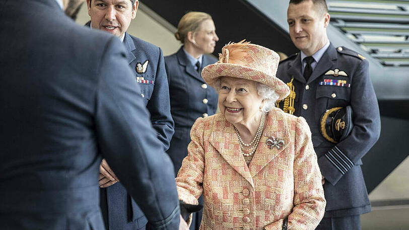 Queen Elizabeth II. beim Besuch eines Stützpunktes der britischen Luftstreitkräfte