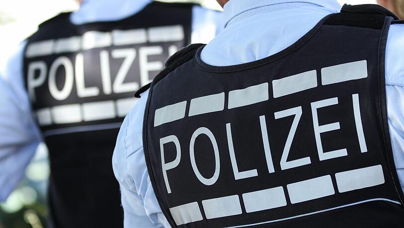 Die Vorwürfe gegen die suspendierten Polizisten sind massiv. (Symbolbild) Die Vorwürfe gegen die suspendierten Polizisten sind massiv. (Symbolbild)