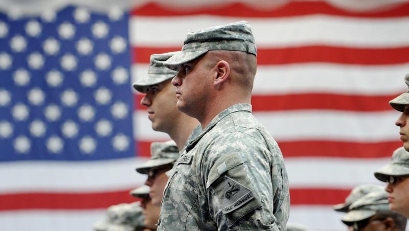 US-Soldaten stehen nach ihrer Ankunft auf der US-Airbase in Wiesbaden-Erbenheim. US-Soldaten stehen nach ihrer Ankunft auf der US-Airbase in Wiesbaden-Erbenheim.