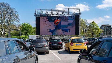 In Essen schon Realität: Ein temporäres Autokino auf einem Parkplatz. Kommen jetzt auch temporäre Autokinos nach München und Bayern?