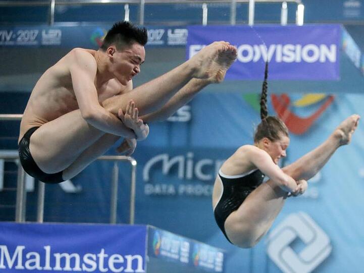 Das Synchronpaar Lou Massenberg (l) und Tina Punzel haben Bronze im Synchronspringen vom 3-Meter-Brett gewonnen.