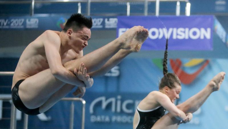 Das Synchronpaar Lou Massenberg (l) und Tina Punzel haben Bronze im Synchronspringen vom 3-Meter-Brett gewonnen. Das Synchronpaar Lou Massenberg (l) und Tina Punzel haben Bronze im Synchronspringen vom 3-Meter-Brett gewonnen.