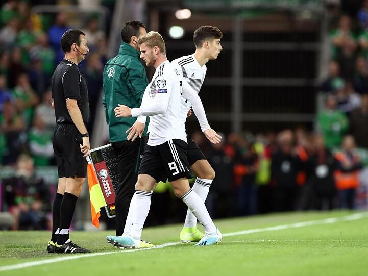 Kai Havertz (r) kommt für den torlos gebliebenen Timo Werner (2.v.r.) aufs Spielfeld.