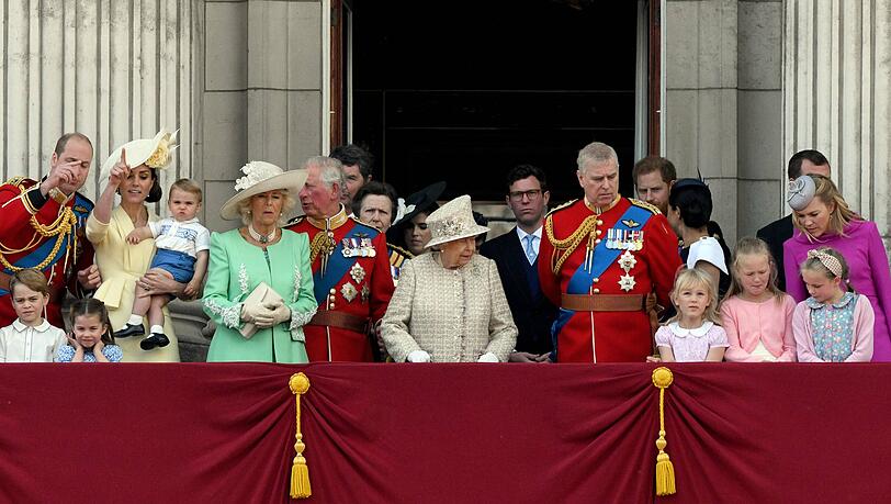 Ein Bild aus früheren Zeiten: Hier steht Prinz Andrew noch neben seiner Mutter, Queen Elizabeth. Ein Bild aus früheren Zeiten: Hier steht Prinz Andrew noch neben seiner Mutter, Queen Elizabeth.