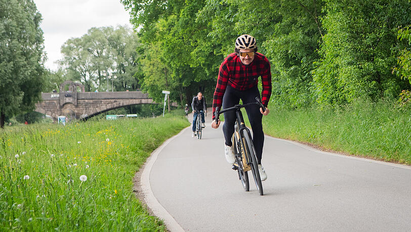 Zum Gespräch mit der AZ erscheint der Münchner Fahrrad-Youtuber Felix Kuffner (33) natürlich in Komplett-Ausrüstung und mit schnellem Bike.