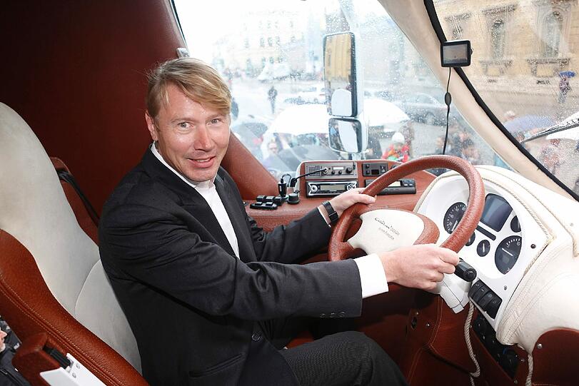 Mika Häkkinen steuert den Truck die letzten Kilometer zum Stadion des FC Bayern München