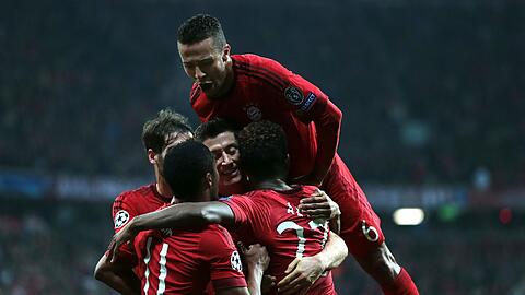 Jubelnde Bayern-Spieler.