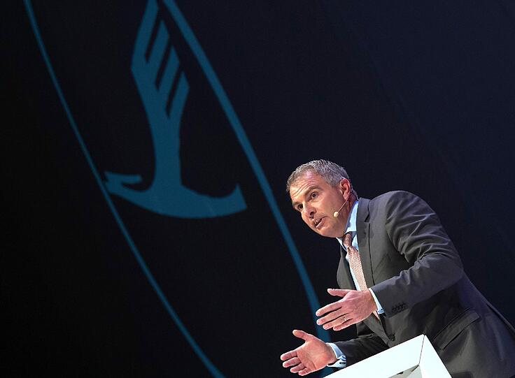 Lufthansa-Chef Carsten Spohr spricht vor Beginn der Taufe der neuen Maschine.