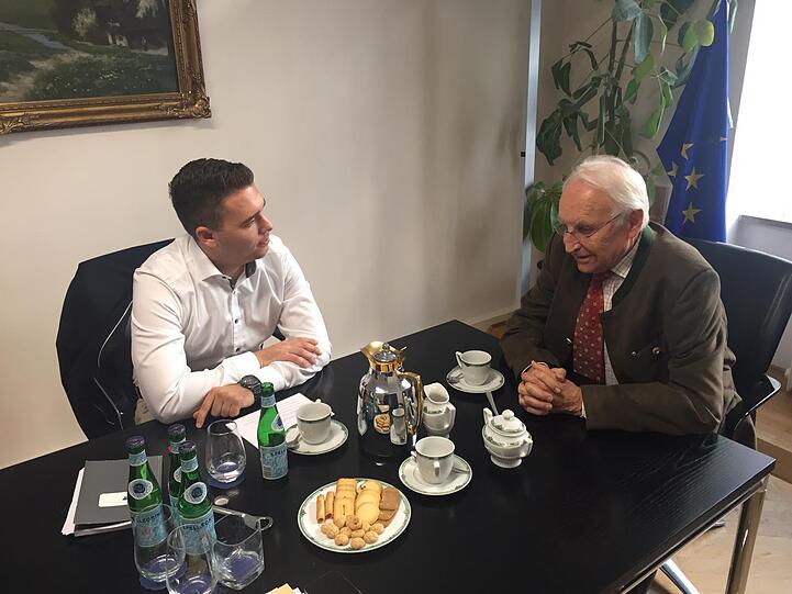Edmund Stoiber (r.) im Gespräch mit AZ-Sportredakteur Maximilian Koch.