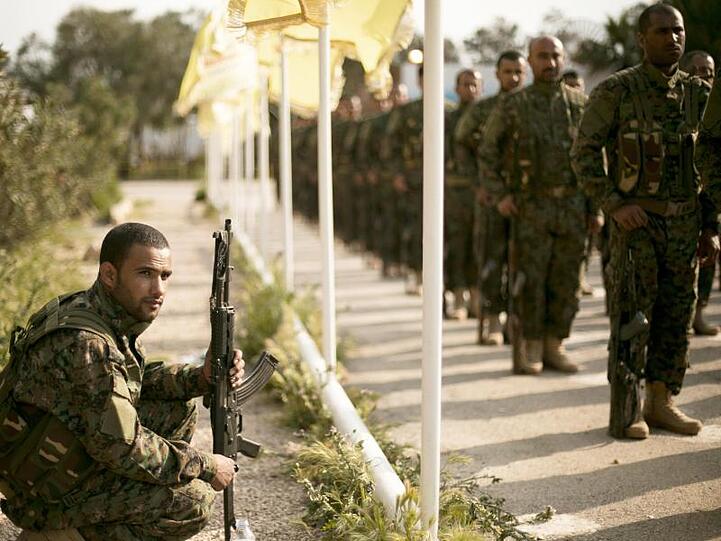 Kämpfer der von den USA unterstützten Syrischen Demokratischen Kräfte (SDF) stehen für eine Zeremonie in Formation.
