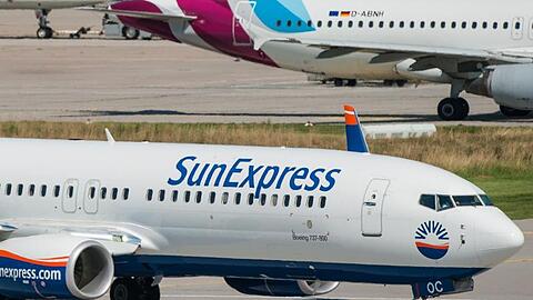 Eine Boeing 737-800 der Fluggesellschaft SunExpress rollt am Flughafen zur Startbahn. Foto: Christoph Schmidt/dpa/Archivbild