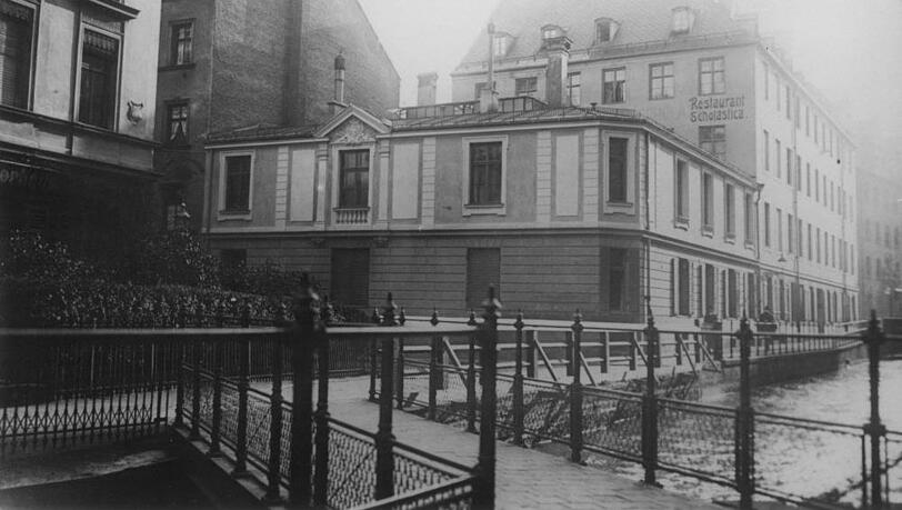1910 floss in der Sparkassenstraße noch ein Bach. 1910 floss in der Sparkassenstraße noch ein Bach.