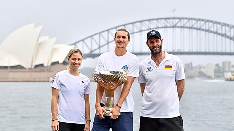 Hoffen auf ein erfolgreiches Jahr: Angelique Kerber (l-r) und Alexander Zverev neben Torben Beltz, Kapitän des Teams Deutschland beim United Cup.