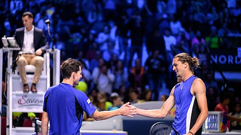 Alexander Zverev (r.) zieht in Wien souverän ins Achtelfinale ein.