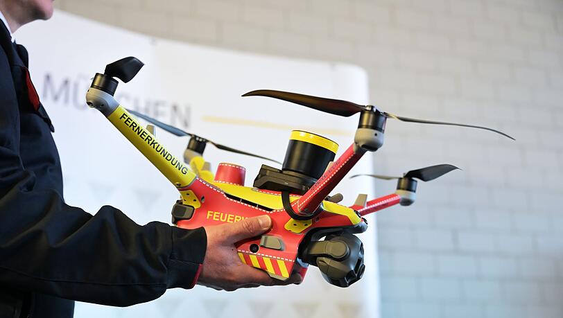 Die voll automatisierten Drohnen fliegen in einer H&ouml;he von 100 bis 120 Metern &uuml;ber dem Einsatzort.