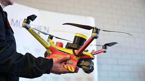 Die voll automatisierten Drohnen fliegen in einer H&ouml;he von 100 bis 120 Metern &uuml;ber dem Einsatzort.