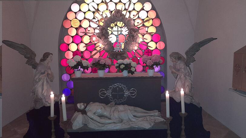 In Maria Ramersdorf, einer der wichtigsten Wallfahrtskirchen im Erzbistum, ist Jesus zwischen Engeln aufgebahrt.