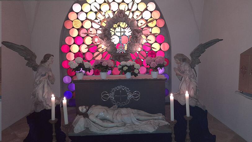 In Maria Ramersdorf, einer der wichtigsten Wallfahrtskirchen im Erzbistum, ist Jesus zwischen Engeln aufgebahrt.