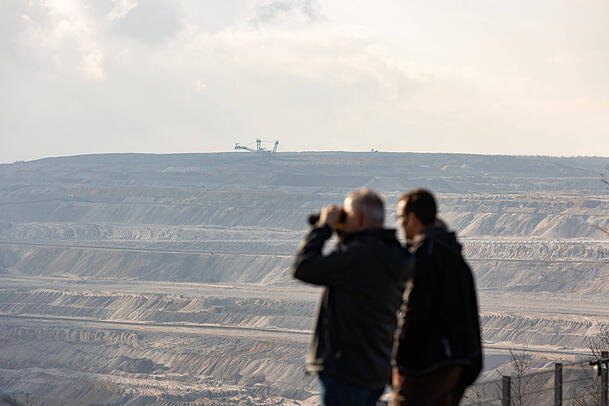 Der Tagebau Hambach liegt im rheinischen Braunkohlerevier in Nordrhein-Westfalen zwischen der Gemeinde Niederzier und der Stadt Elsdorf. Der Tagebau Hambach liegt im rheinischen Braunkohlerevier in Nordrhein-Westfalen zwischen der Gemeinde Niederzier und der Stadt Elsdorf.