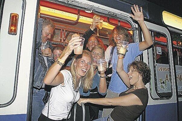 Da war Alkohol in der Münchner U-Bahn noch erlaubt. Mittlerweile ist er verboten.