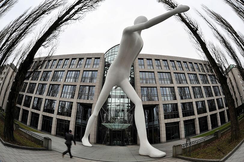 64. Der &bdquo;Walking Man&ldquo;, der seit 1995 17 Meter hoch an der Leopoldstraße steht und von US-Künstler Jonathan Borofsky entworfen wurde, hat die Schuhgröße 302.