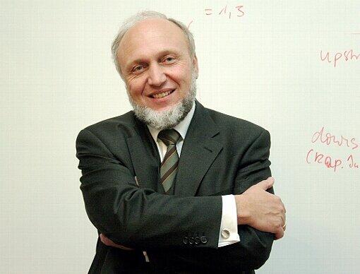 DAFÜR - Ökonom Hans-Werner Sinn: &bdquo;Der Flughafen hat seit seiner
Eröffnung eine tragende Rolle bei der Erschließung neuer Absatzmärkte und damit einen nicht unerheblichen Beitrag zur steigenden Wirtschaftskraft Bayerns und Münchens gespielt. Wenn wir auch künftig am boomenden Fracht und Personenverkehr und am wirtschaftlichen Erfolg der Wachstumsregionen der Welt teilhaben wollen, müssen wir die Weichen dafür stellen.&ldquo;