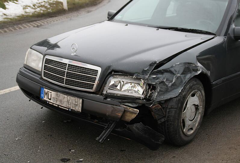 Da hat's gekracht: Die beiden Fahrzeuge mussten nach dem Unfall abgeschleppt werden.