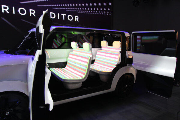 Individuelles Innenraumdesign durch ein Dutzend Beamer gibt es in Nissans Studie «Teatro for Dayz».
