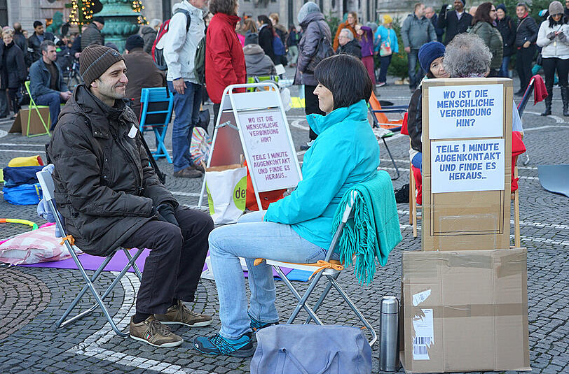 Augenkontakt und Umarmungen auf dem Odeonsplatz: Die Bilder von der Aktion am Sonntag.