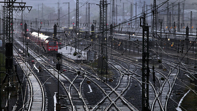 Da kommt ganz schön was zusammen: über eine Milliarde Euro investiert die Bahn 2018 in Bayern.